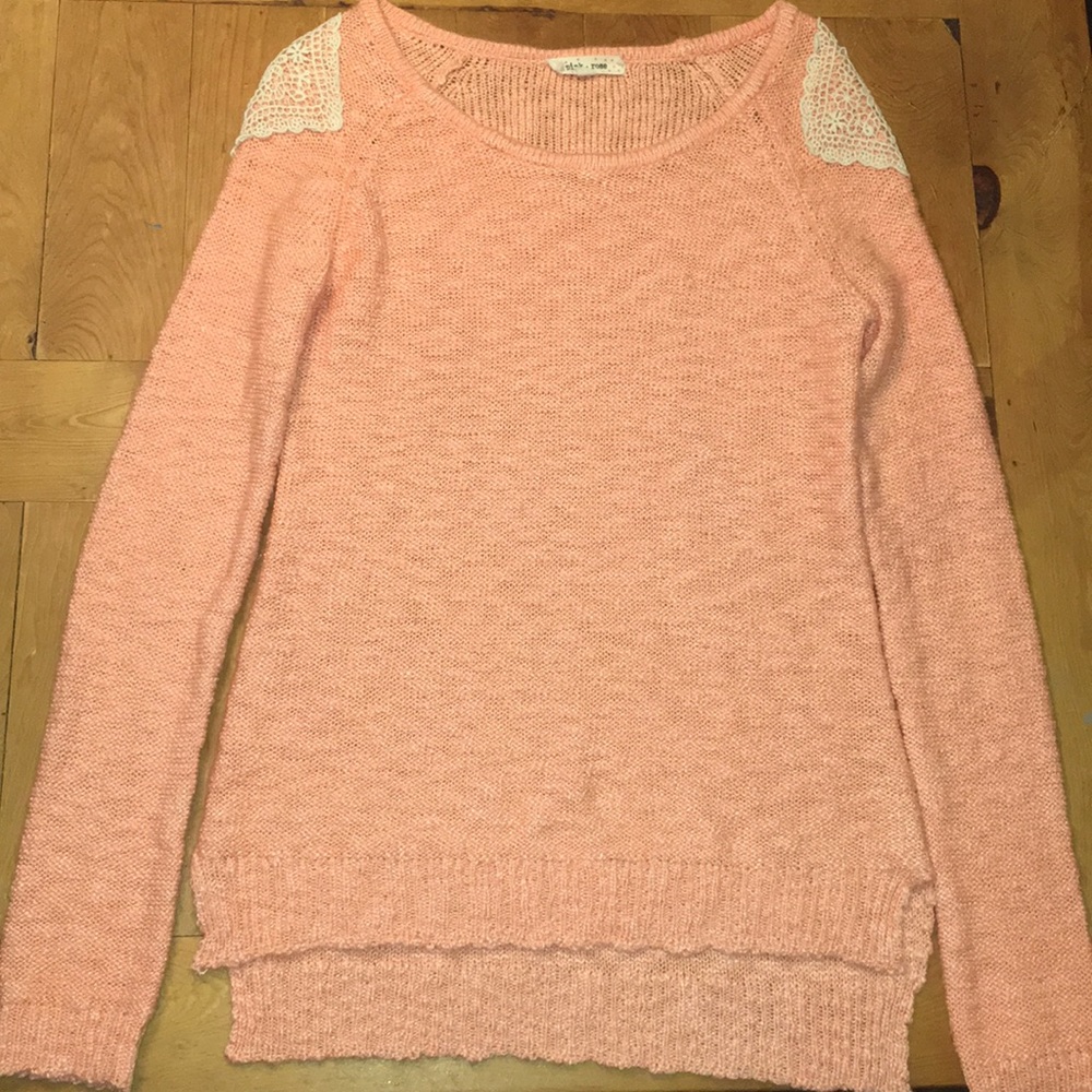 Cute baby pink sweater with shoulder embroidery!